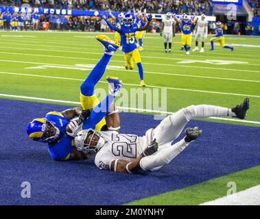 Inglewood, Usa. 08.. Dezember 2022. Los Angeles Rams Wide Receiver Van Jefferson (12) und Las Vegas Raiders Cornerback Sam Webb (27) stürzen sich in die Endzone mit dem Game Sieger Touchdown Pass während der zweiten Hälfte eines Spiels zwischen den Los Angeles Rams und den Las Vegas Raiders im SoFi Stadium in Inglewood, CA. Donnerstag, 8. Dezember 2022. Foto: Mike Goulding/UPI Credit: UPI/Alamy Live News Stockfoto