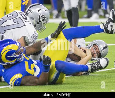 Inglewood, Usa. 08.. Dezember 2022. Der Quarterback der Las Vegas Raiders Derek Carr (4) erhält einen ersten Down während der zweiten Hälfte eines Spiels zwischen den Los Angeles Rams und den Las Vegas Raiders im SoFi Stadium in Inglewood, CA, Donnerstag, 8. Dezember 2022. Foto: Mike Goulding/UPI Credit: UPI/Alamy Live News Stockfoto