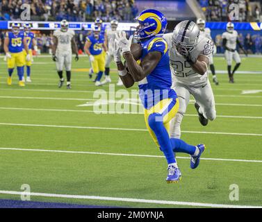 Inglewood, Usa. 08.. Dezember 2022. Los Angeles Rams Wide Receiver Van Jefferson (12) zieht den Game Sieger Touchdown Pass vor dem Las Vegas Raiders Cornerback Sam Webb (27) während der zweiten Hälfte eines Spiels zwischen den Los Angeles Rams und den Las Vegas Raiders im SoFi Stadium in Inglewood, CA, Donnerstag, 8. Dezember 2022. Foto: Mike Goulding/UPI Credit: UPI/Alamy Live News Stockfoto