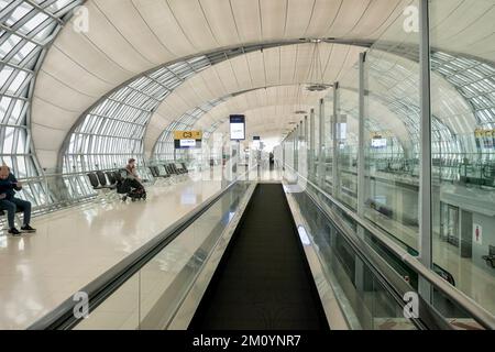 Bangkok, Thailand - 21. Juli 2022. Eine moderne Halle im internationalen Terminal des Flughafens Suvarnabhumi. Stockfoto