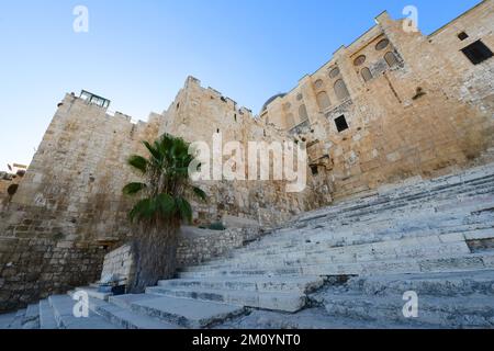 Das westliche (doppelte) Huldah-Tor und die monumentale Treppe an der südlichen Mauer des Tempelbergs im archäologischen Park in Jerusalem. Stockfoto