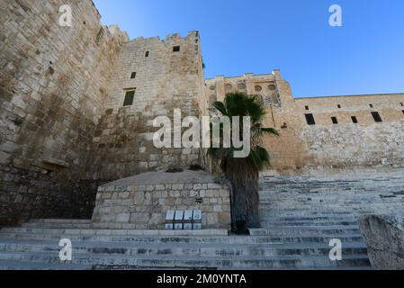 Das westliche (doppelte) Huldah-Tor und die monumentale Treppe an der südlichen Mauer des Tempelbergs im archäologischen Park in Jerusalem. Stockfoto