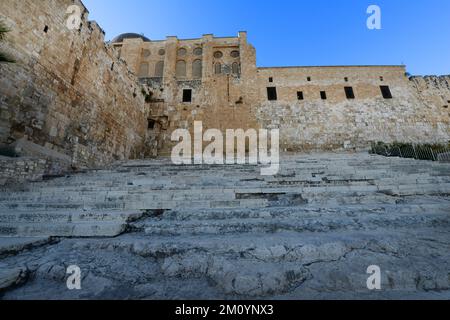 Das westliche (doppelte) Huldah-Tor und die monumentale Treppe an der südlichen Mauer des Tempelbergs im archäologischen Park in Jerusalem. Stockfoto