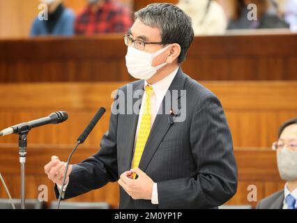 Tokio, Japan. 9.. Dezember 2022. Der japanische Minister für Verbraucherangelegenheiten, Taro Kono, beantwortet eine Frage auf der Sondersitzung des Upper House zu Verbraucherangelegenheiten im National Diet am Freitag, den 9. Dezember 2022 in Tokio. Kredit: Yoshio Tsunoda/AFLO/Alamy Live News Stockfoto