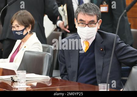 Tokio, Japan. 9.. Dezember 2022. Der japanische Minister für Verbraucherangelegenheiten, Taro Kono, trifft am Freitag, den 9. Dezember 2022, auf der Sondersitzung des Upper House für Verbraucherangelegenheiten beim National Diet in Tokio ein. Kredit: Yoshio Tsunoda/AFLO/Alamy Live News Stockfoto