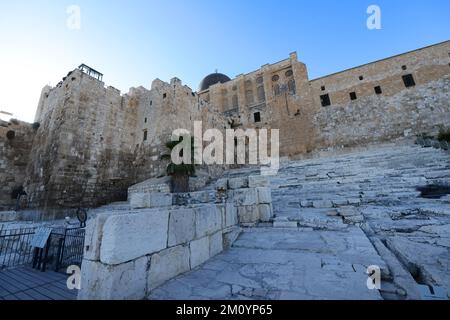 Das westliche (doppelte) Huldah-Tor und die monumentale Treppe an der südlichen Mauer des Tempelbergs im archäologischen Park in Jerusalem. Stockfoto