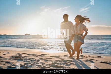 Mein Leben mit dir ist besser. Ein junges Paar, das Zeit miteinander am Strand verbringt. Stockfoto