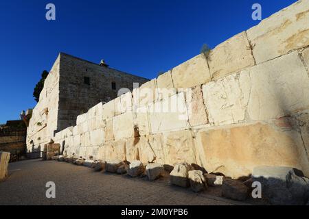 Die südwestlichen Mauern des Tempelbergs sind seit über 2.000 Jahren recht intakt. Archäologischer Park, Altstadt von Jerusalem. Stockfoto