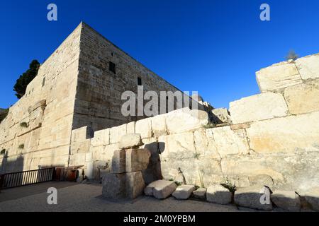 Die südwestlichen Mauern des Tempelbergs sind seit über 2.000 Jahren recht intakt. Archäologischer Park, Altstadt von Jerusalem. Stockfoto