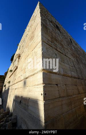 Die südwestlichen Mauern des Tempelbergs sind seit über 2.000 Jahren recht intakt. Archäologischer Park, Altstadt von Jerusalem. Stockfoto