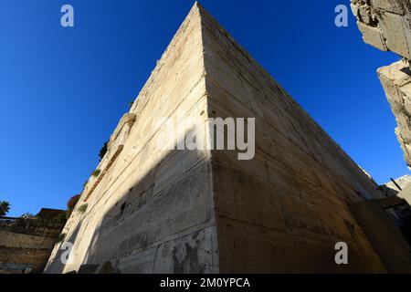 Die südwestlichen Mauern des Tempelbergs sind seit über 2.000 Jahren recht intakt. Archäologischer Park, Altstadt von Jerusalem. Stockfoto