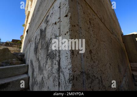 Die südwestlichen Mauern des Tempelbergs sind seit über 2.000 Jahren recht intakt. Archäologischer Park, Altstadt von Jerusalem. Stockfoto