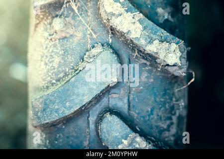 Volumetrische Gummifläche an einem Traktorrad in Nahaufnahme. Schlamm-Laufflächenprofil für eine größere Flotation auf Landmaschinen Stockfoto