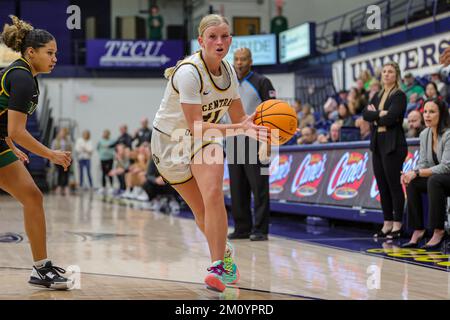 Edmond, OK, USA. 08.. Dezember 2022. Der Wachmann der University of Central Oklahoma, Karly Wadsworth (21), beginnt während des NCAA-Basketballspiels zwischen den Missouri Southern Lions und der University of Central Oklahoma Bronchos am Hamilton Fieldhouse in Edmond, OK, zu fahren. Ron Lane/CSM/Alamy Live News Stockfoto