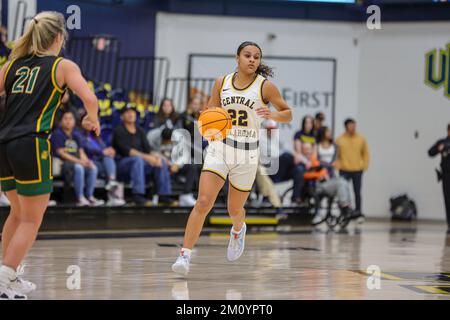 Edmond, OK, USA. 08.. Dezember 2022. University of Central Oklahoma Bronchos Guard Aliyah Llanusa (22) dribbelt während des NCAA-Basketballspiels zwischen den Missouri Southern Lions und der University of Central Oklahoma Bronchos im Hamilton Fieldhouse in Edmond, OK. Ron Lane/CSM/Alamy Live News Stockfoto