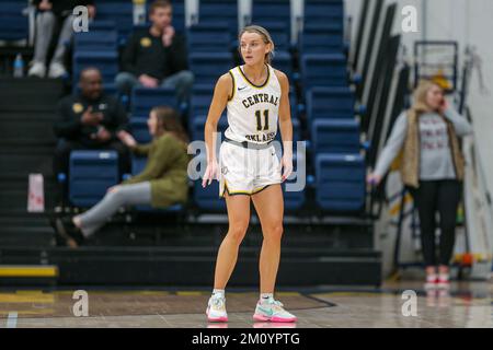 Edmond, OK, USA. 08.. Dezember 2022. University of Central Oklahoma, Bronchos-Wachmann Brooke Rayner (11), der während des NCAA-Basketballspiels zwischen den Missouri Southern Lions und der University of Central Oklahoma Bronchos im Hamilton Fieldhouse in Edmond, OK, den Ball beobachtet. Ron Lane/CSM/Alamy Live News Stockfoto