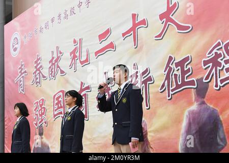 GUIYANG, CHINA - 9. DEZEMBER 2022 - Schüler halten eine patriotische Rede während einer Veranstaltung anlässlich des 87.. Jahrestages der Bewegung am 9.. Dezember in Nanm Stockfoto