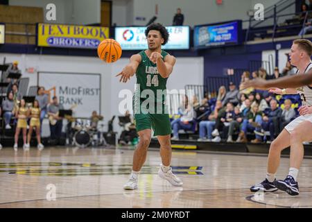 Edmond, OK, USA. 08.. Dezember 2022. Missouri Southern University Lions Foward Christian Bundy (14) passt den Ball während des NCAA-Basketballspiels zwischen den Missouri Southern Lions und der University of Central Oklahoma Bronchos am Hamilton Fieldhouse in Edmond, OK. Ron Lane/CSM/Alamy Live News Stockfoto