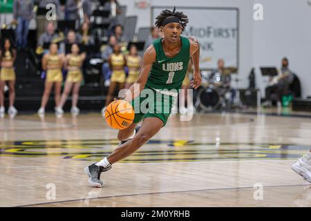 Edmond, OK, USA. 08.. Dezember 2022. Winston Dessesow (1), der Wachmann der Missouri Southern University Lions, fährt während des NCAA-Basketballspiels zwischen den Missouri Southern Lions und der University of Central Oklahoma Bronchos im Hamilton Fieldhouse in Edmond, Oklahoma. Ron Lane/CSM/Alamy Live News Stockfoto