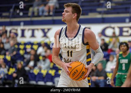 Edmond, OK, USA. 08.. Dezember 2022. University of Central Oklahoma, Bronchos, Forward Luke Haasl (11) mit einem Rebound während des NCAA-Basketballspiels zwischen den Missouri Southern Lions und der University of Central Oklahoma Bronchos am Hamilton Fieldhouse in Edmond, OK. Ron Lane/CSM/Alamy Live News Stockfoto