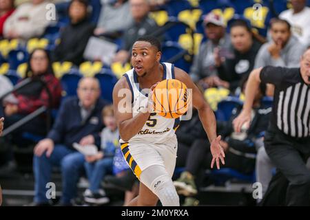 Edmond, OK, USA. 08.. Dezember 2022. University of Central Oklahoma Bronchos Guard Tre'Veon Ellis (5) dribbelt den Ball während des NCAA-Basketballspiels zwischen den Missouri Southern Lions und der University of Central Oklahoma Bronchos im Hamilton Fieldhouse in Edmond, OK. Ron Lane/CSM/Alamy Live News Stockfoto