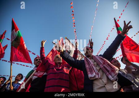 Gaza, Palästina. 08.. Dezember 2022. Anhänger der Volksfront für die Befreiung Palästinas jubeln anlässlich des 55.. Jahrestags der Gründung der (Volksfront) für die Befreiung Palästinas im Gazastreifen: SOPA Images Limited/Alamy Live News Stockfoto