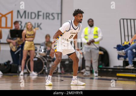 Edmond, OK, USA. 08.. Dezember 2022. University of Central Oklahoma Bronchos Guard Curtis Haywood (0) spielt während des NCAA-Basketballspiels zwischen den Missouri Southern Lions und der University of Central Oklahoma Bronchos am Hamilton Fieldhouse in Edmond, OK, Verteidigung. Ron Lane/CSM/Alamy Live News Stockfoto