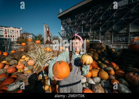 Eine junge Verkäuferin zeigt die Herbsternte Stockfoto