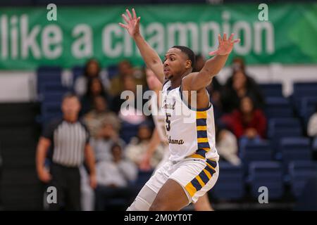 Edmond, OK, USA. 08.. Dezember 2022. University of Central Oklahoma Bronchos Guard Tre'Veon Ellis (5) spielt während des NCAA-Basketballspiels zwischen den Missouri Southern Lions und der University of Central Oklahoma Bronchos am Hamilton Fieldhouse in Edmond, OK, Verteidigung. Ron Lane/CSM/Alamy Live News Stockfoto