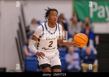 Edmond, OK, USA. 08.. Dezember 2022. Jaden Wells (2), der Wachmann der University of Central Oklahoma, dribbelt den Ball während des NCAA-Basketballspiels zwischen den Missouri Southern Lions und der University of Central Oklahoma Bronchos im Hamilton Fieldhouse in Edmond, OK. Ron Lane/CSM/Alamy Live News Stockfoto