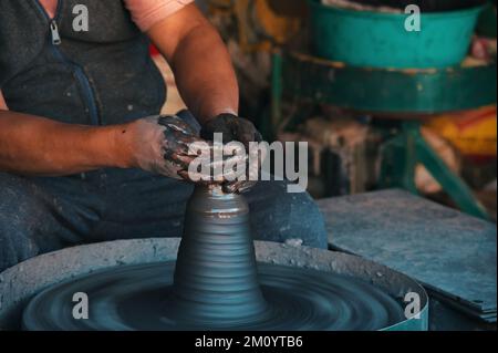 Die Mitte der professionellen Töpferschüssel in der Töpferwerkstatt - Kathmandu, Nepal Stockfoto