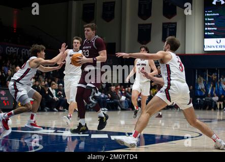 Dezember 07 2022 Moraga, CA USA Missouri State Bears Forward Dawson Carper (33) geht beim NCAA Männer Basketballspiel zwischen Missouri State Bears und Saint Mary's Gaels auf den Basketball. Saint Mary's schlägt Missouri State 66-46 im University Credit Union Pavilion Moraga Calif Thurman James/CSM Stockfoto