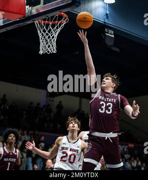 Dezember 07 2022 Moraga, CA USA Missouri State Bears Forward Dawson Carper (33) geht beim NCAA Männer Basketballspiel zwischen Missouri State Bears und Saint Mary's Gaels auf den Basketball. Saint Mary's schlägt Missouri State 66-46 im University Credit Union Pavilion Moraga Calif Thurman James/CSM Stockfoto