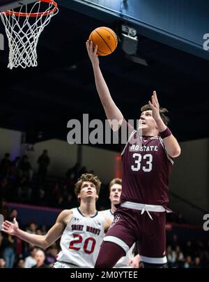 Dezember 07 2022 Moraga, CA USA Missouri State Bears Forward Dawson Carper (33) geht beim NCAA Männer Basketballspiel zwischen Missouri State Bears und Saint Mary's Gaels auf den Basketball. Saint Mary's schlägt Missouri State 66-46 im University Credit Union Pavilion Moraga Calif Thurman James/CSM Stockfoto