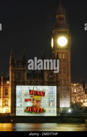 London, Großbritannien. 8.. Dezember 2022. Aktivisten projizierten Bilder auf die Parlamentsgebäude vor dem Tag der Menschenrechte, um die ernste Situation in Myanmar zu verdeutlichen, wo die Militärjunta Kriegsverbrechen begangen hat - einschließlich des Einsatzes von Landminen, Folter und Tötungen nach der Machtergreifung im Februar 2021. Die Aktivisten fordern die Junta auf, über den Internationalen Strafgerichtshof (IStGH) für diese Handlungen zur Verantwortung gezogen zu werden. Kredit: Elfte Stunde Fotografie/Alamy Live News Stockfoto