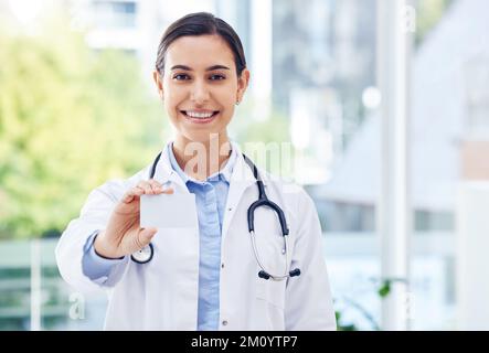 Bitte speichern und teilen Sie meine Daten. Porträt eines jungen Arztes mit leerer Karte in einem Krankenhaus. Stockfoto