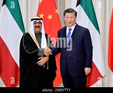 Riad, Saudi-Arabien. 8.. Dezember 2022. Der chinesische Präsident Xi Jinping trifft sich am 8. Dezember 2022 in Riad, Saudi-Arabien, mit dem Kronprinzen von Kuwait-Scheich Mishal Al-Ahmad Al-Jaber Al-Sabah. Kredit: Yue Yuewei/Xinhua/Alamy Live News Stockfoto