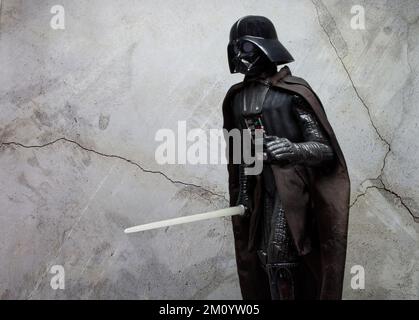 Darth Vader Kostümnachbildung mit Lichtschwerter. Darth Vader ist eine Figur der Star Wars Saga. Stockfoto