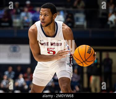 Dezember 07 2022 Moraga, CA USA St. Mary's Forward Josh Jefferson (5) möchte den Ball beim NCAA Männer Basketballspiel zwischen Missouri State Bears und den Saint Mary's Gaels weitergeben. Saint Mary's schlägt Missouri State 66-46 im University Credit Union Pavilion Moraga Calif Thurman James/CSM Stockfoto