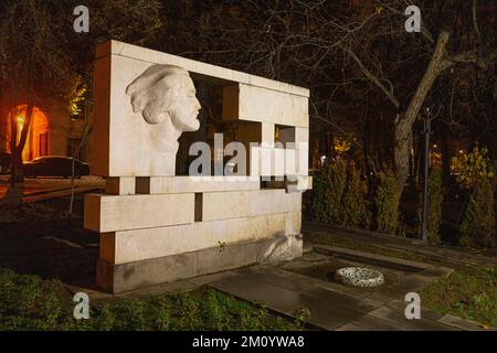 Eriwan, Armenien - 3. Dezember 2022: Monument für Sayat Nova in der Nähe des Opernhauses im Zentrum von Eriwan, am Abend. Stockfoto