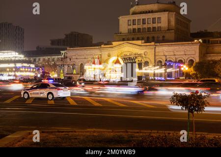 Eriwan, Armenien - 3. Dezember 2022: Platz der Republik im Zentrum von Eriwan, dekoriert für Weihnachten und Neujahr am Abend. Stockfoto