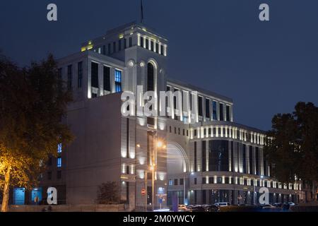 Eriwan, Armenien - 3. Dezember 2022: Das Gebäude des armenischen Außenministeriums am Abend Stockfoto