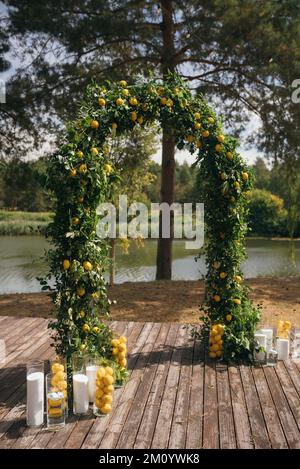 Zeremonienbereich. Hochzeitsbogen. Ein bedeutender Sommertag. Stockfoto