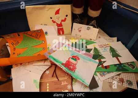 Himmelsberg, Deutschland. 07.. Dezember 2022. Briefe an den Weihnachtsmann liegen auf dem Tisch der Weihnachtspost in Himmelsberg, einem Bezirk von Sondershausen. Kredit: Bodo Schackow/dpa/Alamy Live News Stockfoto