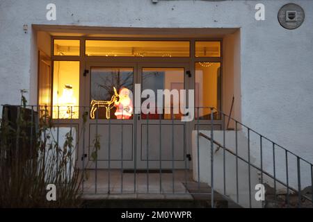 Himmelsberg, Deutschland. 07.. Dezember 2022. Der Eingang zum Haus des Weihnachtsmanns in Himmelsberg, einem Stadtteil von Sondershausen, ist für den Weihnachtskredit Bodo Schackow/dpa/Alamy Live News dekoriert Stockfoto