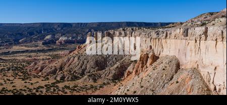 Panoramablick auf farbenfrohe Felsformationen und Klippen auf der Ghost Ranch, Abiquiu, New Mexico Stockfoto