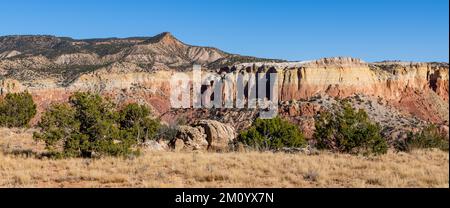 Panorama der farbenfrohen Klippen, Hochebenen und Berggipfel der Ghost Ranch, New Mexico Stockfoto