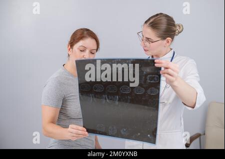 Ärztin erklärt der Patientin die mrt der inneren Organe. Stockfoto