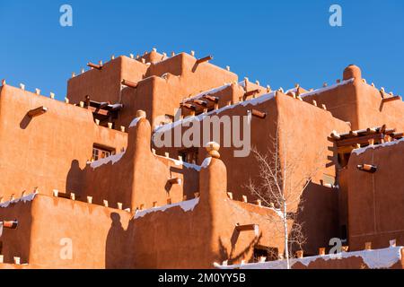 Winterszene mit schneebedeckten lehmpueblo-Gebäuden in Santa Fe, New Mexico Stockfoto