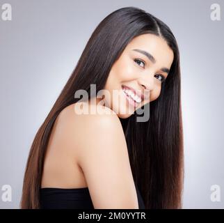 Du willst doch nicht nur, dass sie leuchtet. Studiofoto einer attraktiven jungen Frau, die vor grauem Hintergrund posiert. Stockfoto